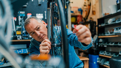 Hombre reparando una bicicleta
